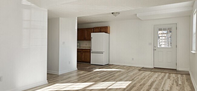 Building Photo - 1542 Diuguid Dr