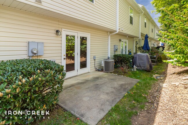 Building Photo - Stylish 2BR/2.5BA Townhome in Desirable Fl...