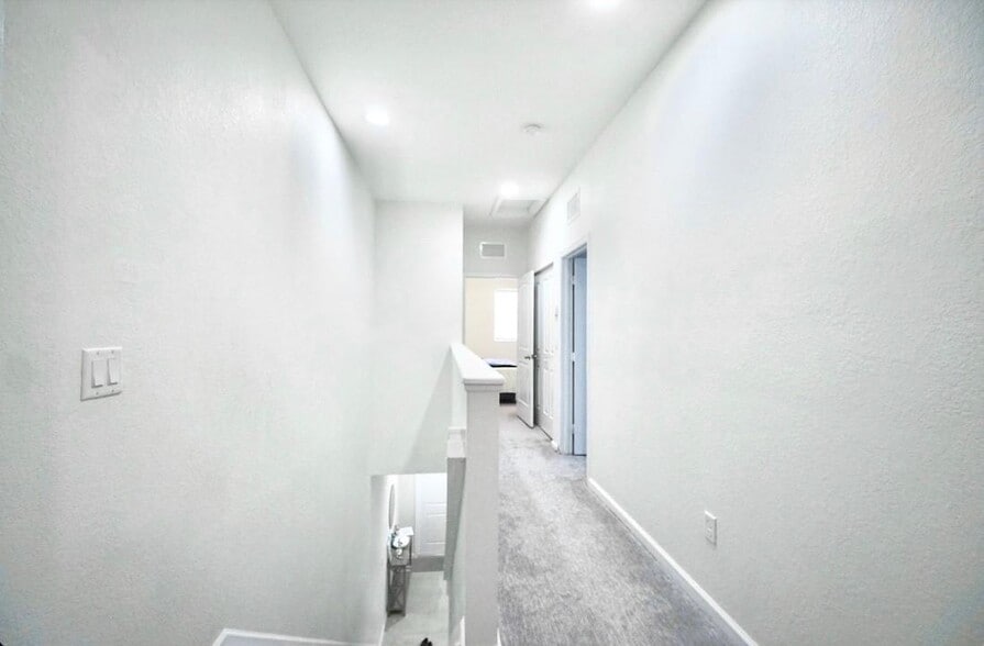 Building Photo - 378 NE 47th Pl