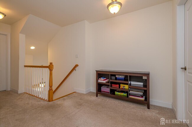 Building Photo - 8 Comstock Ln