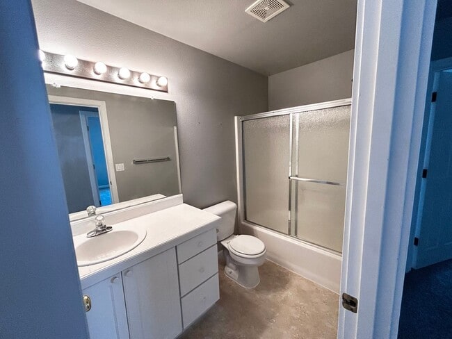 Building Photo - 3 Bedroom Beaverton Home with A/C!