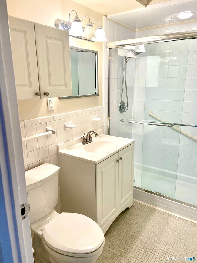 Building Photo - 893 Farmington Ave