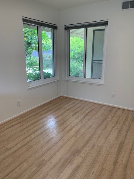 Building Photo - 270 Savona Ave