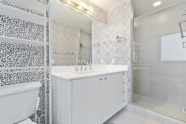 Building Photo - Stunning two-level 3 bedroom 4 bath corner unit with breathtaking panoramic views in center of Do...