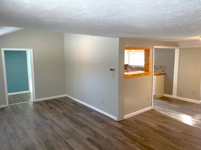 Building Photo - 1136 Pownal Rd