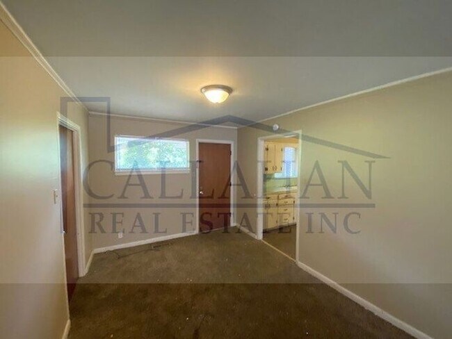 Building Photo - Close to UALR 3 bed 2 bath