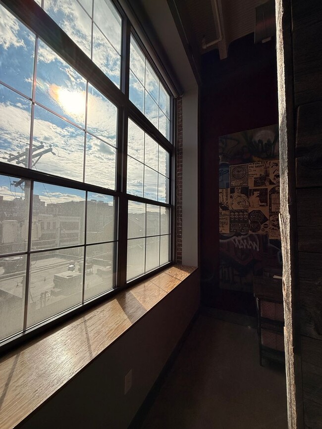 Building Photo - Fully Furnished!! Ready NOW! Sleek & Modern