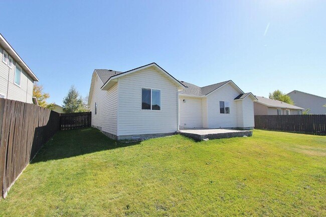 Building Photo - Immaculate Single-Level Home