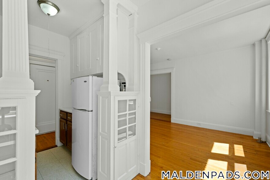 Building Photo - 172 Maple St