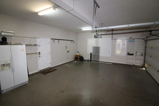 Building Photo - 183 W Commons Dr