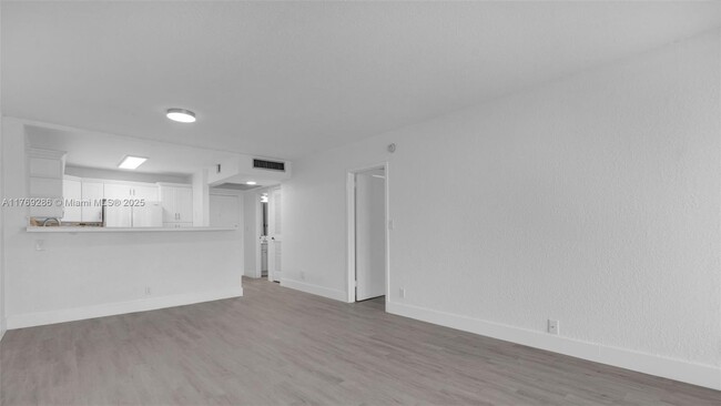 Building Photo - 2030 S Ocean Dr
