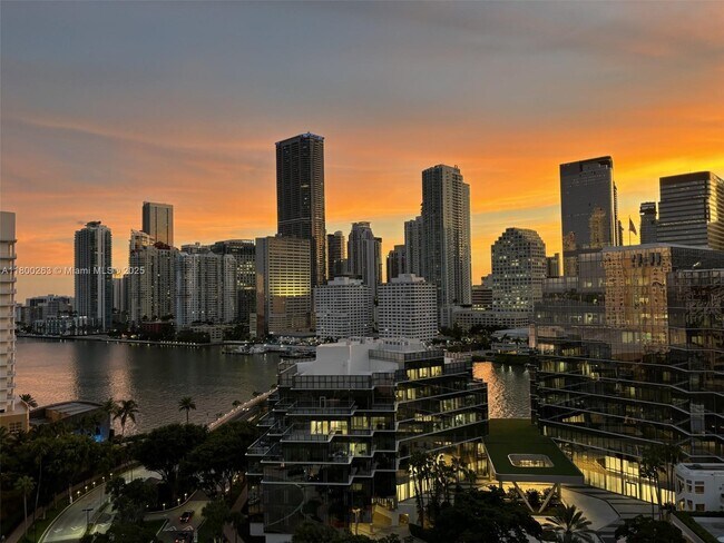 Building Photo - 520 Brickell Key Dr