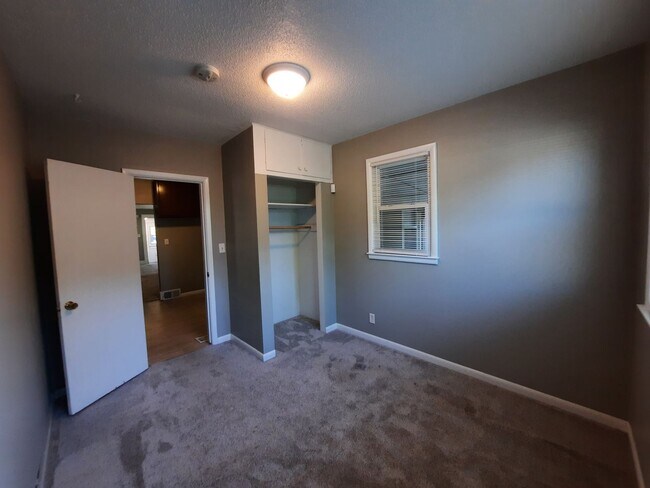 Building Photo - 3 Bedroom Home with a Fenced Yard and BEAU...