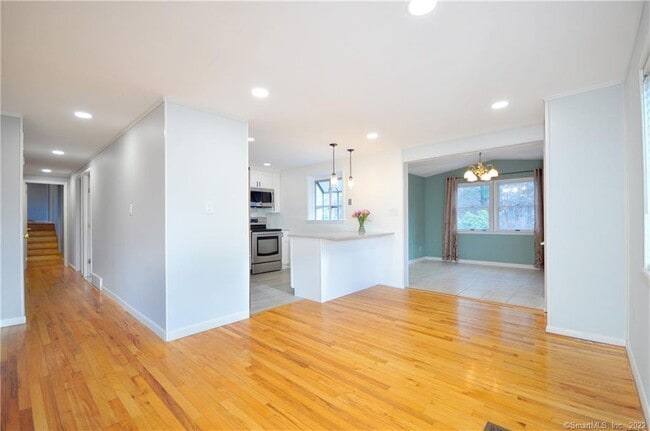 Building Photo - 44 Simsbury Manor Dr