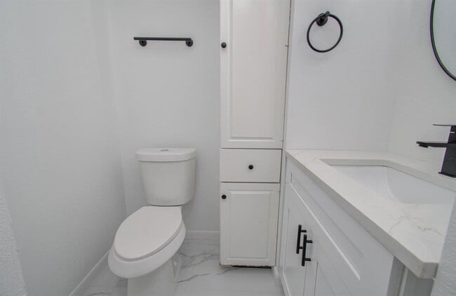 Building Photo - 5867 Sugar Hill Dr