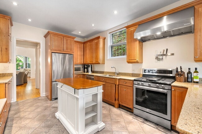 Building Photo - 2112 N Dayton St