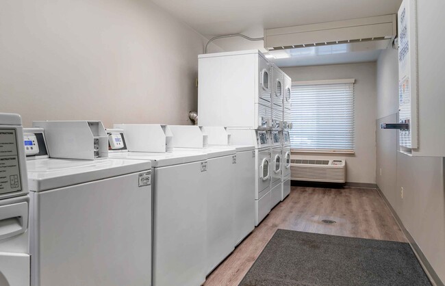 Building Photo - Furnished Studio-Kalamazoo - West