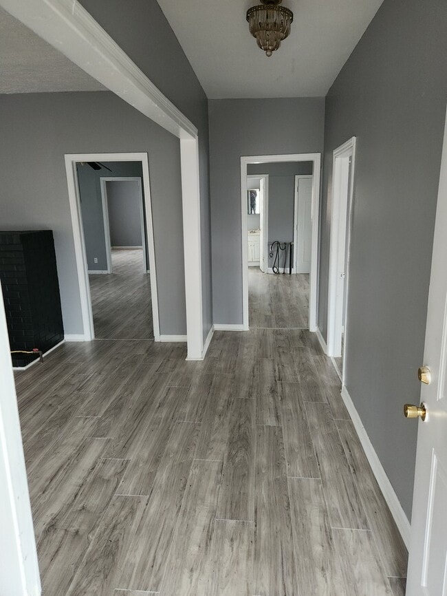 Building Photo - Spacious Ranch Home