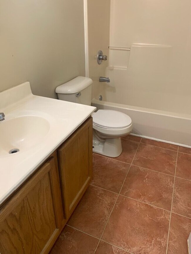 Building Photo - 20 Bedroom, 2 bath home located close to Downtown Nicholasville, KY