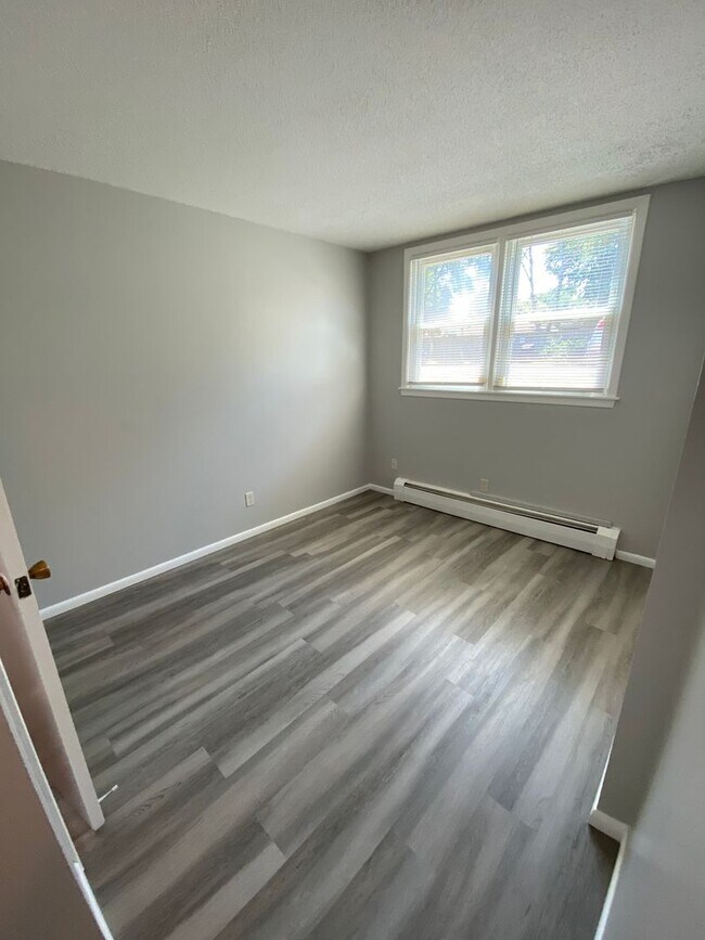 Building Photo - 2-Bed 1-Bath Unit Available Now in Brooklyn Park!