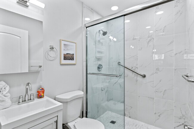 Building Photo - 1800 NE 28th Ave