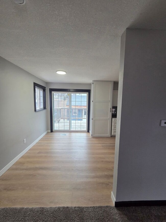 Building Photo - 215 Knoll Dr