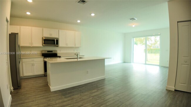 Building Photo - 4612 Hollister Ave