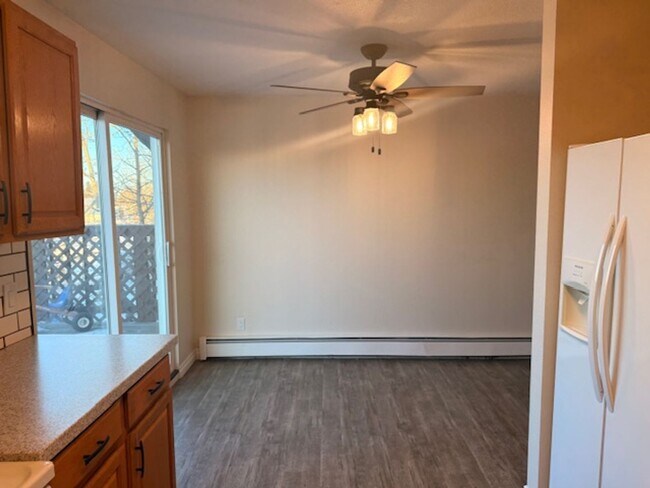 Building Photo - 3 Bedroom Apartment in Jewel Lake w/ Garage and Large Deck!