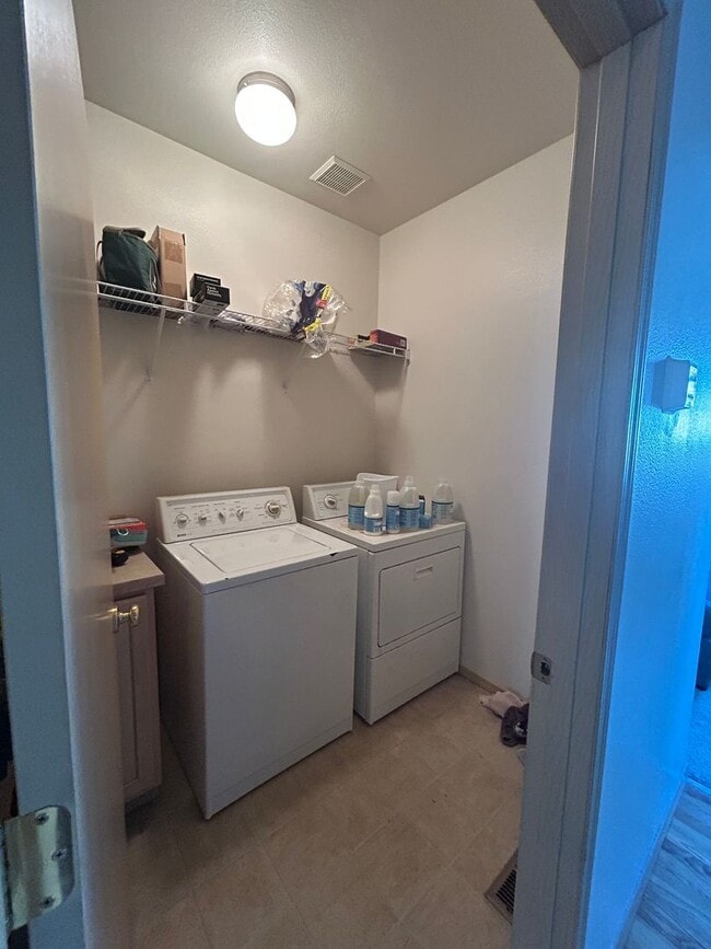 Building Photo - 4B, 2.5BA Pet-friendly home w/2-car garage...