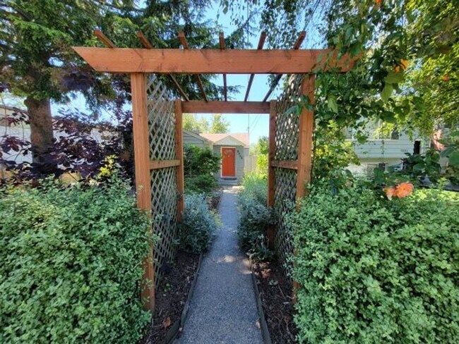 Building Photo - Gorgeous Oasis in Licton Springs Available...