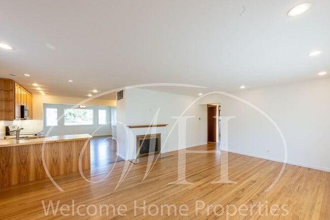 Building Photo - Spacious 5 Bedroom Home with Fenced Yard & Covered Parking