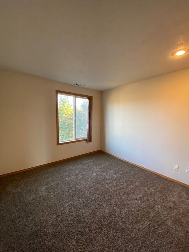 Building Photo - Spacious & Updated 4 Bedroom 2.5 Bath In H...