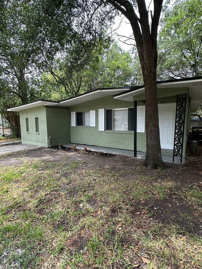 Building Photo - **4/2 BR Single Family home : Available Now