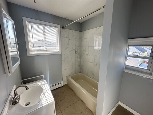 Building Photo - 212 Inslee Pl