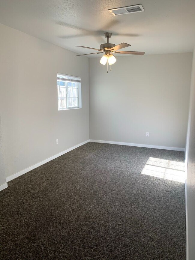 Building Photo - FULLY REMODELED Large 4/2, Close to Enloe and Chico State