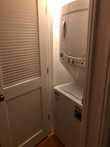 In unit laundry - 4933 N Winthrop Ave