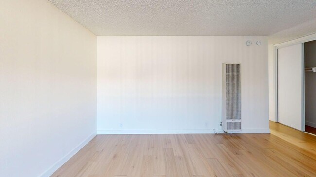 Building Photo - Chateau Woodland Manor