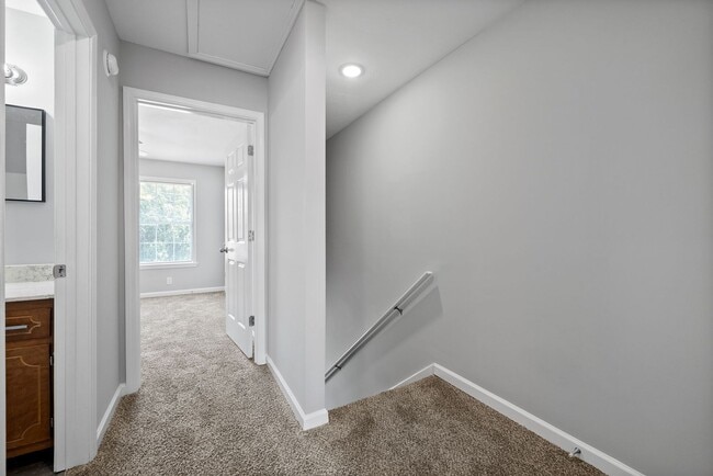 Building Photo - 2 Bedroom Pet Friendly Condo For Rent Near...