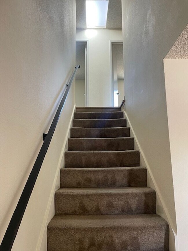 Building Photo - Four bedroom two and half bath on the uppe...