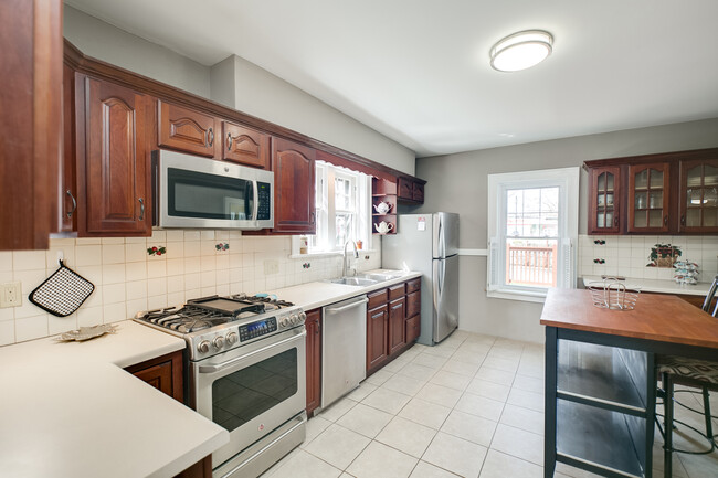 Fully stocked large kitchen. - 9411 Sterling Plz