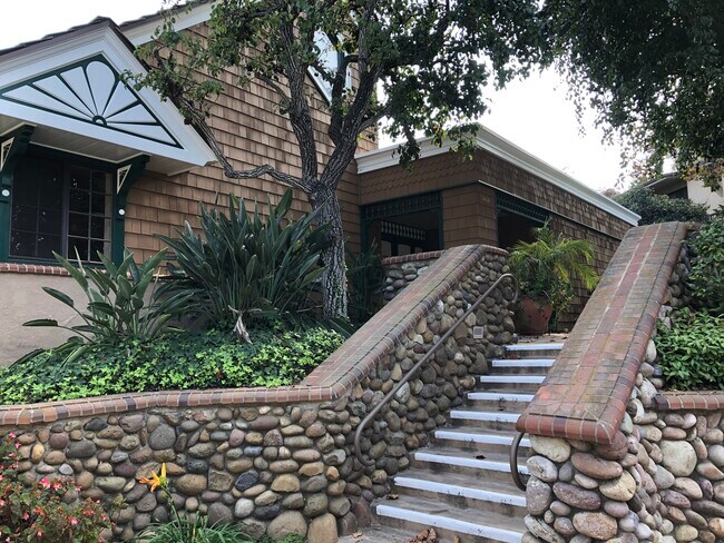 Building Photo - 8840 Villa La Jolla Dr