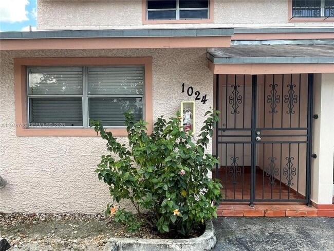 Building Photo - 1024 W 79th St