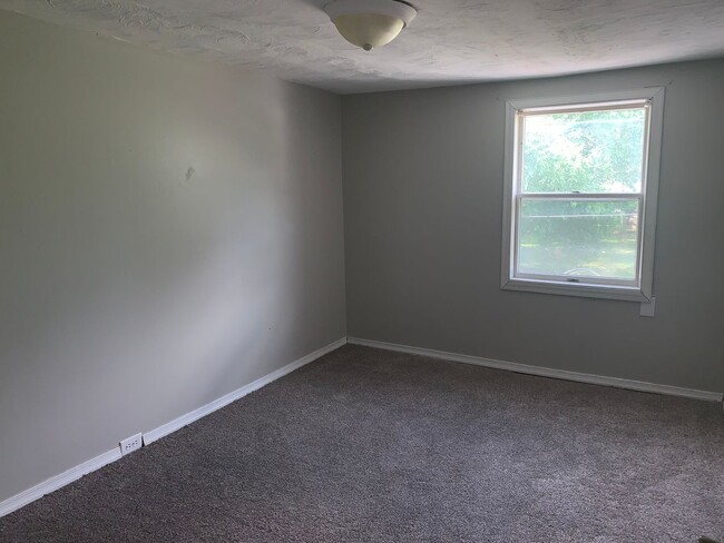 Building Photo - 3 bedroom 1.5 bathroom located in Carlisle...