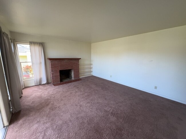 Building Photo - 2 Bed 1 Bath Home Just minutes away from C...