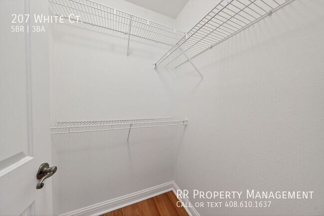 Building Photo - 207 White Ct