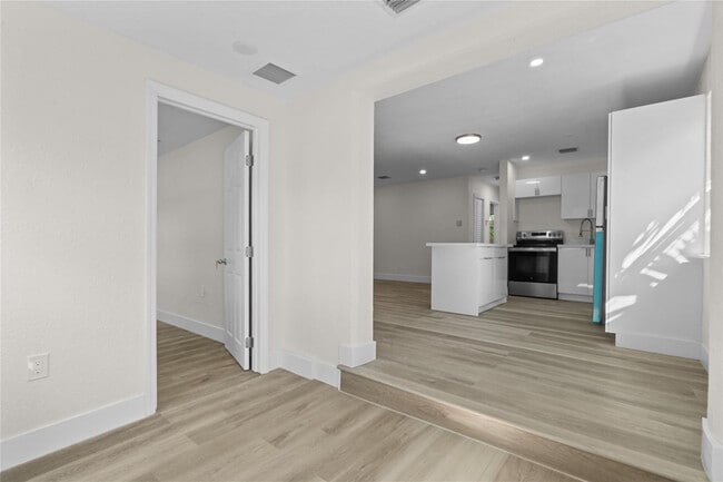 Building Photo - 2941 NW 11th Ct