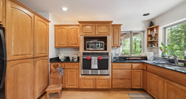 Building Photo - 25151 Pleasant View Dr