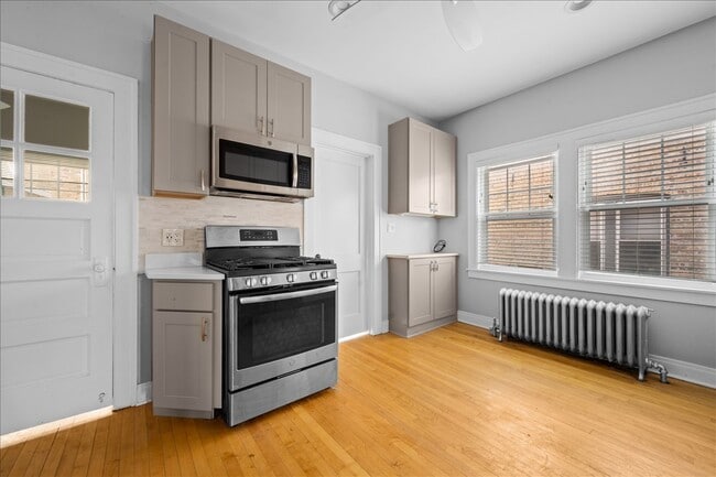 Building Photo - 911 Green Bay Rd