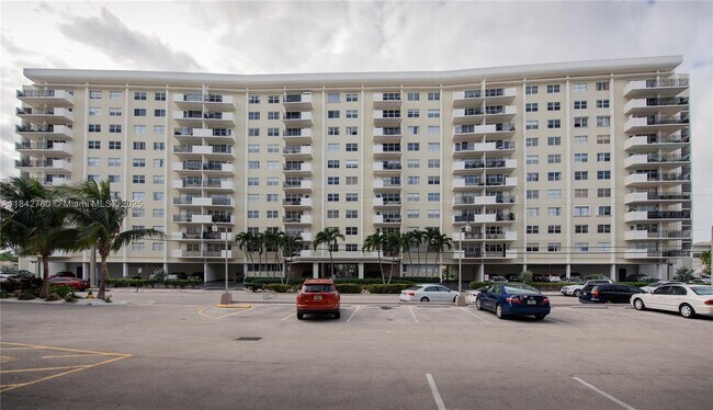 Building Photo - 401 Golden Isles Dr