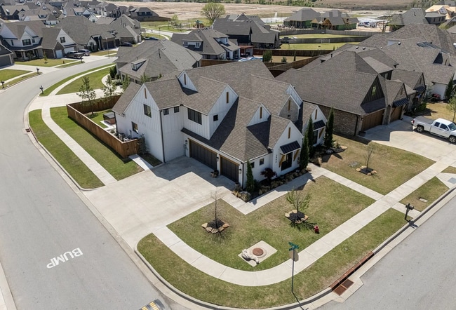 Building Photo - Gorgeous 4 bedroom & 4 Bath Luxury Home in...